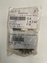 Charger l'image dans la galerie, Ski-Doo Sprocket 18 Teeth (ref : 504070100)