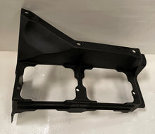 Carica l&#39;immagine nel visualizzatore di Gallery, Ski-Doo Lower Cowling Intake Side (ref : 420811835)
