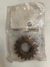 Charger l&#39;image dans la galerie, Ski-Doo Sprocket 18 Teeth (ref : 504070100)
